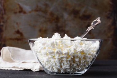 Taze peynir rustik masada yemek