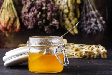 Tatlım koyu arka plan üzerinde tıp bitkilerle şifa