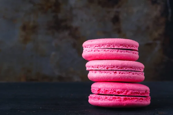 Rustik arka plan üzerinde pembe Fransızca macaroons — Stok fotoğraf