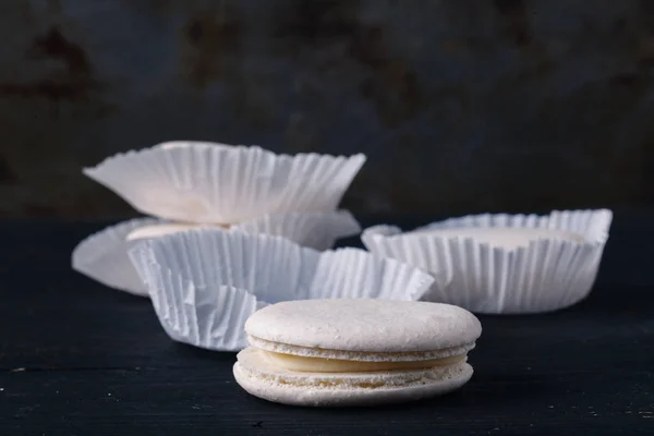 Beyaz rustik arka plan üzerinde Fransızca macaroons — Stok fotoğraf