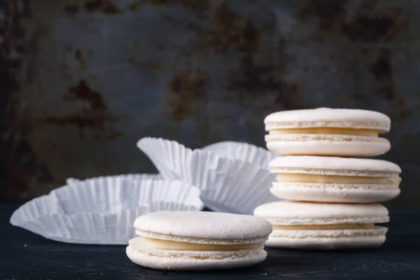 Rustik masada beyaz macaroons — Stok fotoğraf