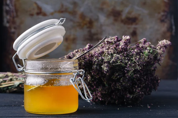 Menyembuhkan madu dengan obat herbal pada latar belakang gelap — Stok Foto