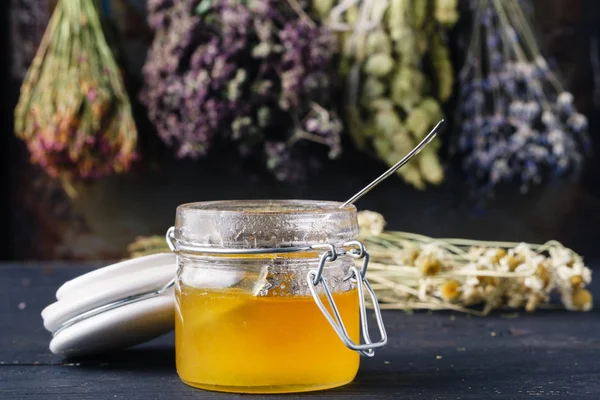 Madu dengan teh di pedesaan meja backgound dengan herbal — Stok Foto