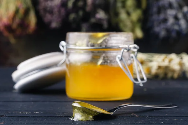 Honung med te på rustika bordet backgound med örter — Stockfoto