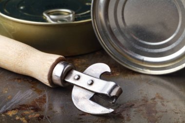 Balık açacağı ile ahşap tabloda kapatabilir