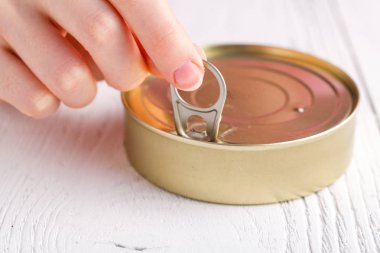 Balık açacağı ile ahşap tabloda kapatabilir