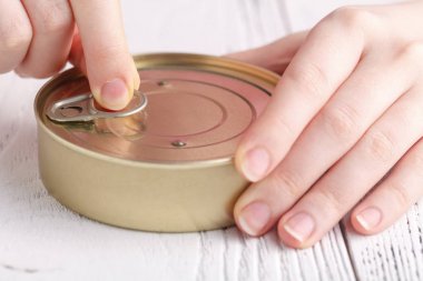 Elleriyle balık-ebilmek açmak ve masada çatal