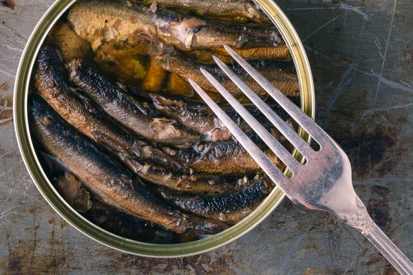 Fischsprotten Konserven in Öl in einer Blechbüchse — Stockfoto