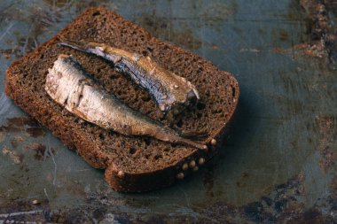 Dilim ekmek ile altında tuz hamsi