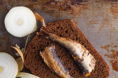 Çaça siyah ekmek parçası üzerinde. Ekmek ile balık