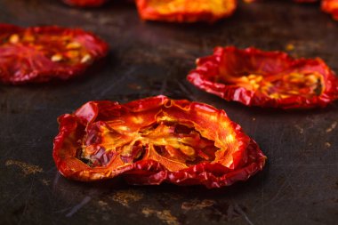 Rustik arka plan üzerinde güneşte kurutulmuş domates