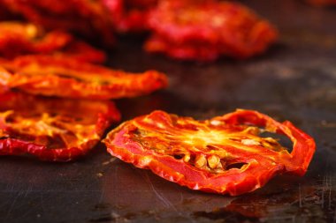 Rustik arka plan üzerinde güneşte kurutulmuş domates