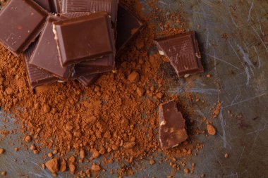 Ahşap masa üzerinde doğal koyu çikolata parçaları