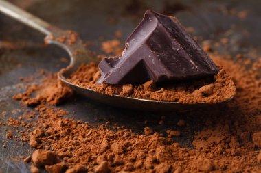 Tahta arka planda çikolata parçalarını kapat