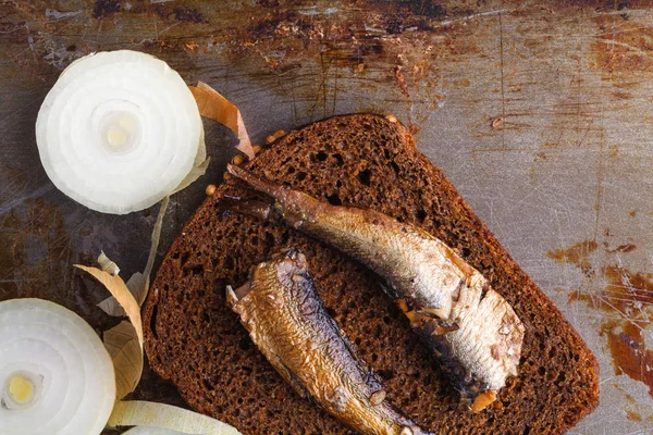 Peixe enlatado aberto, garfo e pão — Fotografia de Stock