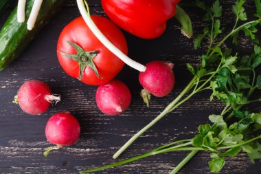 ham maddeler - karnabahar, patates, kabak, havuç, soğan, biber, kavrulmuş sebze yemek. Koyu ahşap arka plan üzerinde