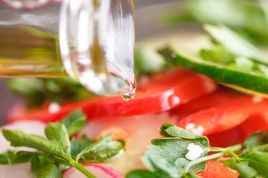 sağlıklı yeşil salata, domates, biber, soğan ve rucola ile