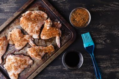 Baharat pişirmeye hazır çiğ tavuk