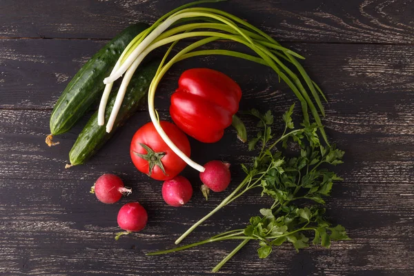 Ingredientes crus - couve-flor, batata, abobrinha, cenoura, cebola, pimentão, cozinhar verduras assadas. Em um fundo de madeira escuro — Fotografia de Stock