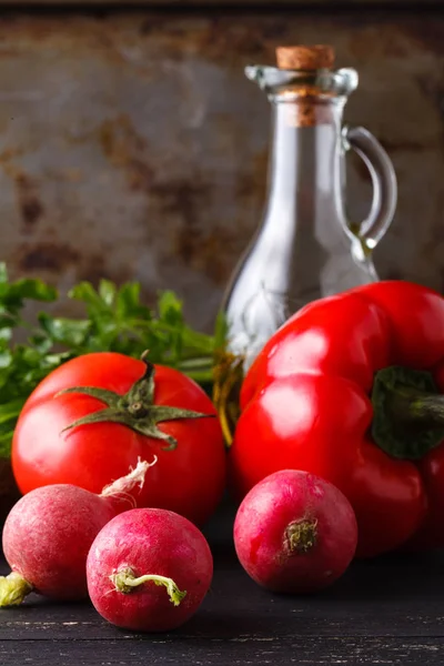 Olijfolie, tomaat en basilicum in de achtergrond — Stockfoto