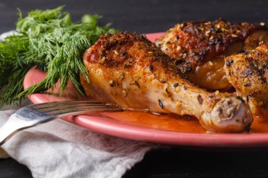 Terbiye edilmiş ızgara sağlıklı tavuk göğsü yaz barbeküsünde pişirilir ve taze otlarla servis edilir.