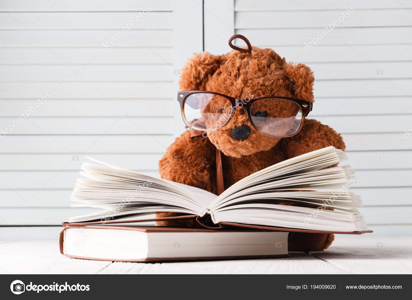 bambino libriFoto del con e Storia Stock orsacchiotto e2IWHYDE9