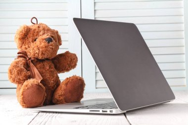Çocuklar öğrenme, oyuncak ayı dizüstü bilgisayar ile