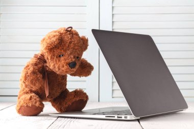 Çocuklar öğrenme, oyuncak ayı dizüstü bilgisayar ile