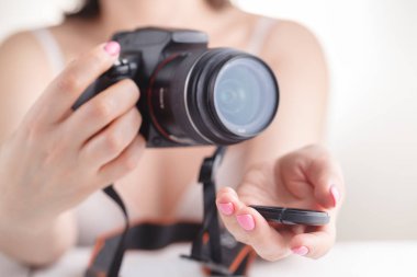 Kadın tutun Slr fotoğraf makinesi elinde