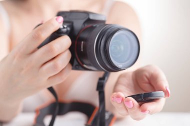 Kadın tutun Slr fotoğraf makinesi elinde