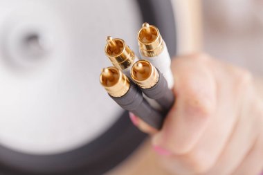 Hi-Fi müzik kablosu kadın elinde