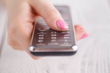 el uzaktan kumanda tuşuna basarak 