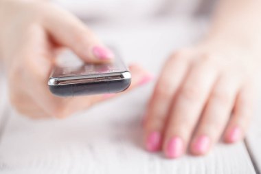 Parmak uzaktan kumanda üzerindeki beyaz arka plan üzerinde ok düğmeye