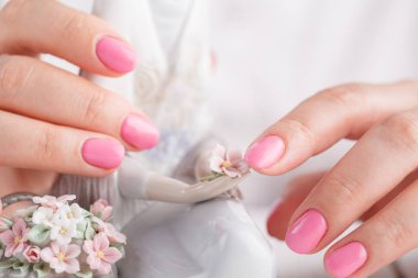 Parcelain heykelcik ile eller 