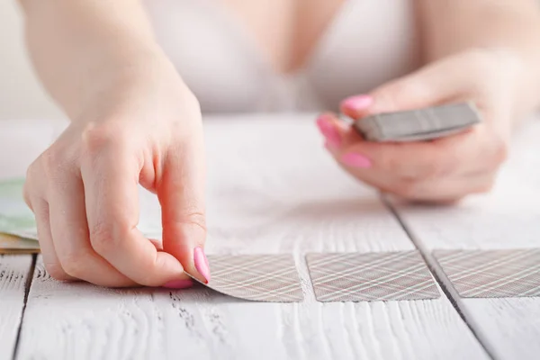 Apuesta femenina con cartas de juego — Foto de Stock