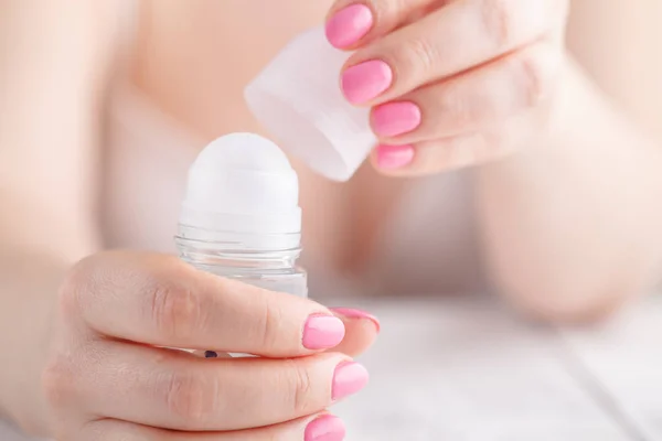 Roll-on deodorant in de vrouwelijke hand — Stockfoto