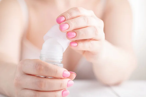 Закрыть рулонный дезодорант в женских руках — стоковое фото