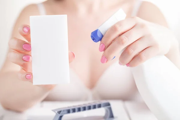 Spruzzi per schiarire il vetro in mani femminili — Foto Stock