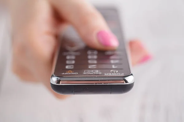 Mano que sostiene el control remoto de un televisor — Foto de Stock