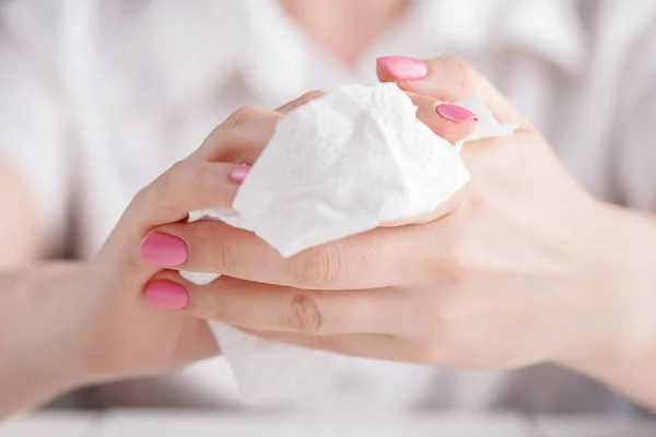 Mulher limpando as mãos usando papel de tecido branco . — Fotografia de Stock