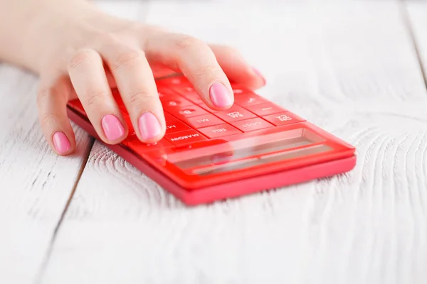 Las manos de la mujer con una calculadora, Contabilidad . — Foto de Stock