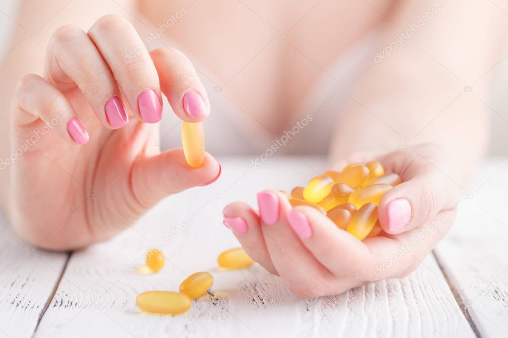 Female hold fish oil for healthy life 