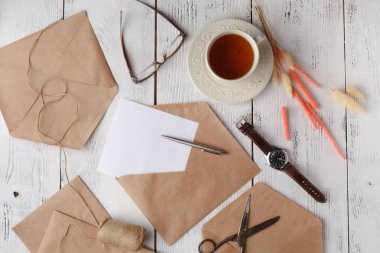 Sonbahar arka plan: kurutulmuş çiçekler ve bitkiler boş / boş sabit şablon ile zanaat rustik Zarfın üzerinde beyaz kağıt kartı. Üstten Görünüm. Düz yatıyordu.