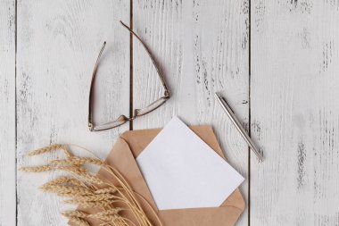 Zarfın üzerinde beyaz ahşap masa, düz yatıyordu, en iyi görünümü