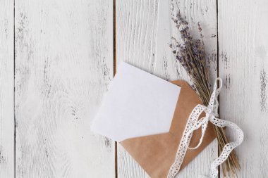 Zarfın üzerinde beyaz ahşap masa, düz yatıyordu, en iyi görünümü