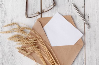 Beyaz arka plan üzerinde kağıt boş, zanaat zarf. Düz yatıyordu, en iyi görünümü