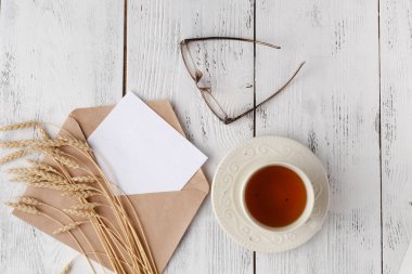 Mockup beyaz arka plan üzerinde kartpostal ile