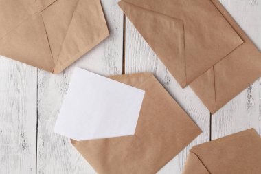 Düğün davetiye ahşap masa üzerinde zarf ile