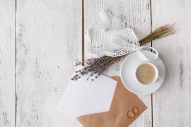 Düğün davetiyesi için iki yüzük olan zanaat zarf