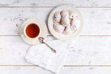 Ahşap arka plan üzerinde bir seramik tabak berry ile dolu lezzetli rustik hamur işleri.